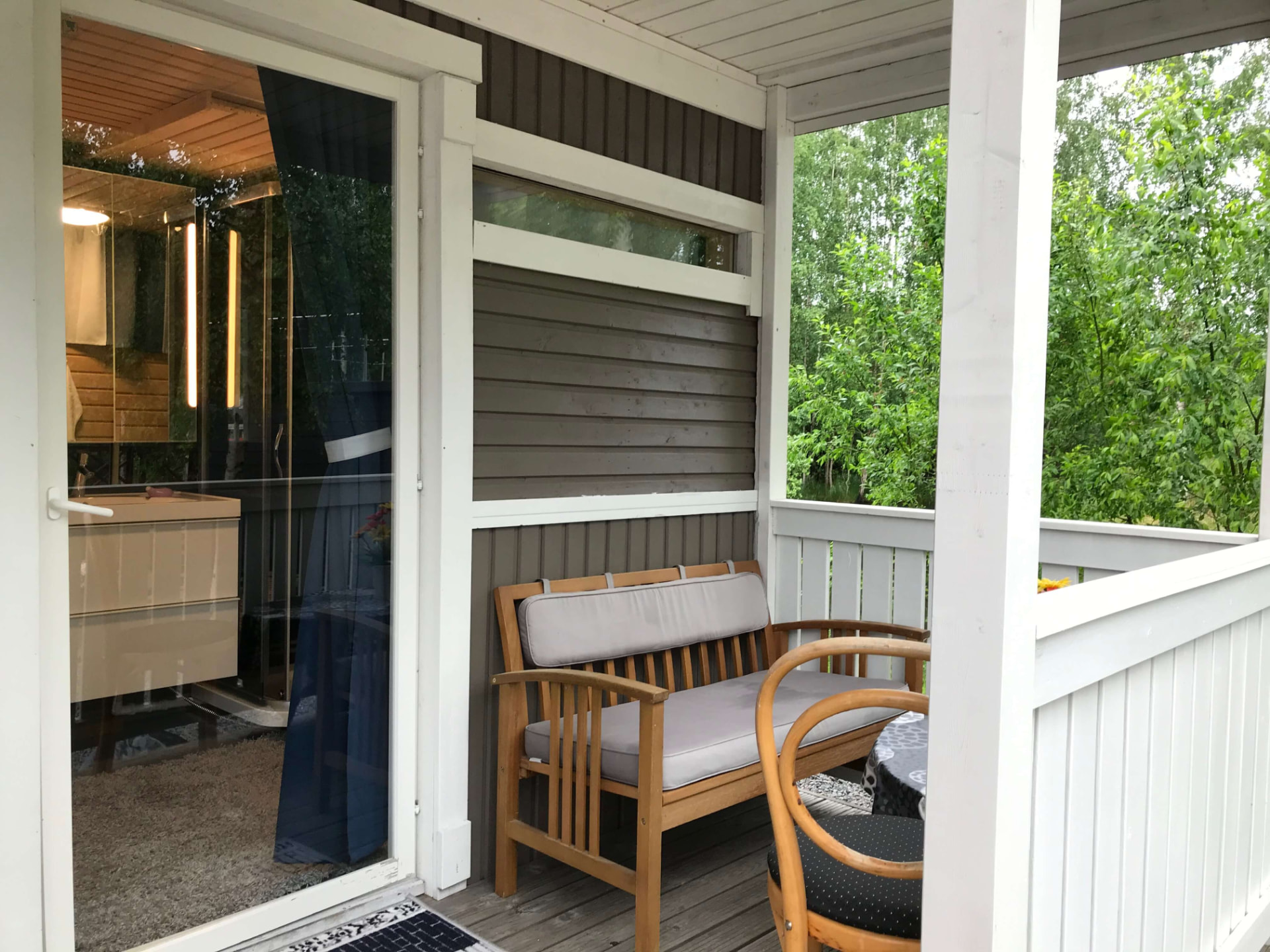 Kalustettu lasitettu terassi Niemituvan pihapiirissä