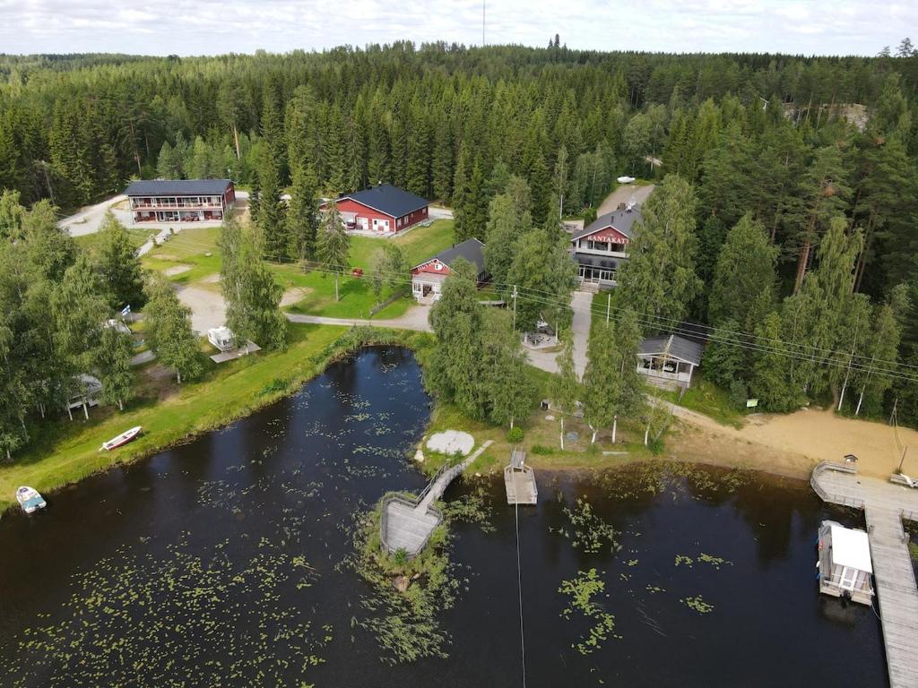 Hotelli Rantakatti ilmasta katsottuna Saimaan rannalla
