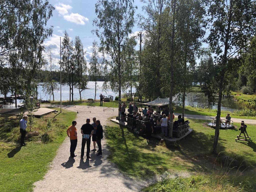 Ryhmä järven rannalla