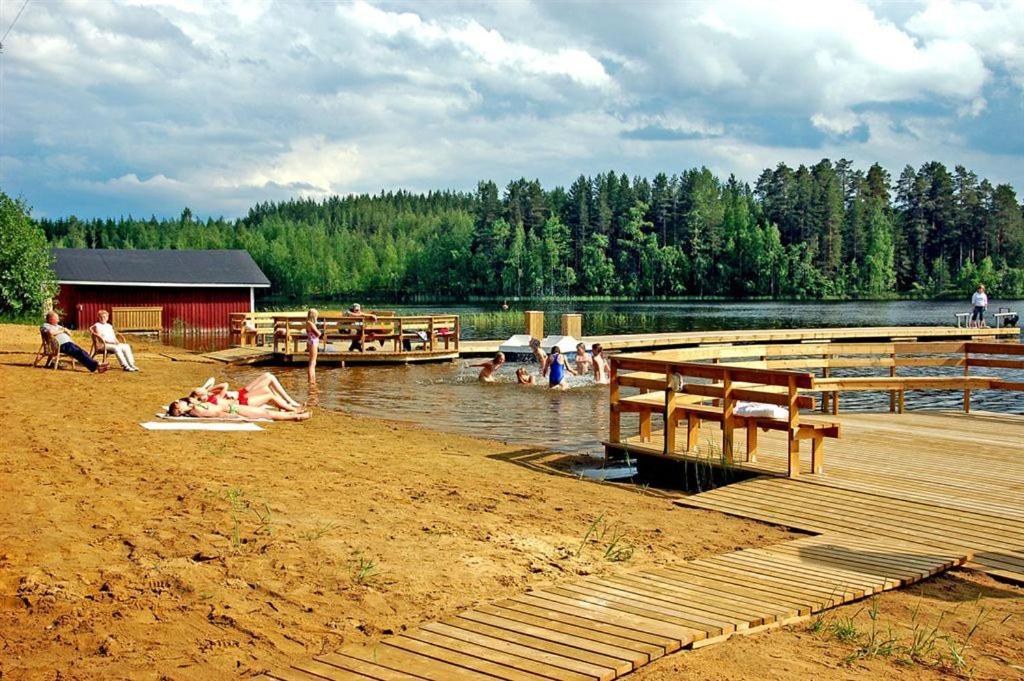 Ranta ja laituri Saimaalla