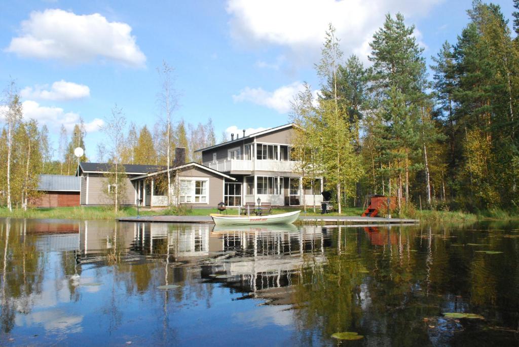 Rakennukset järveltä katsottuna